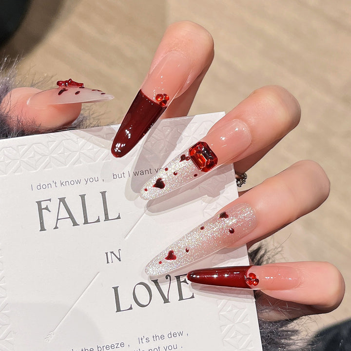 Künstlerische Stiletto Press-On Nagelkunst mit schimmernden Akzenten Karnz