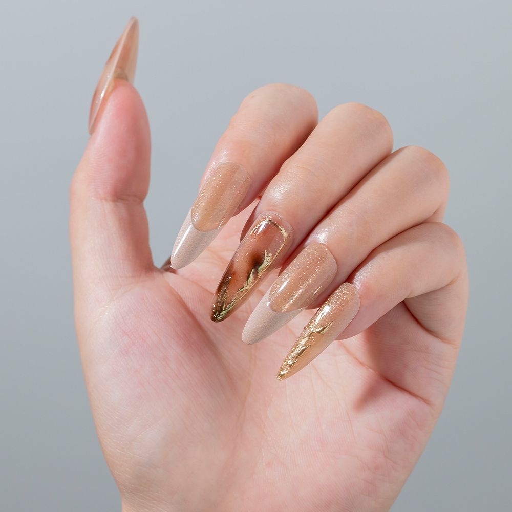 Elegante Stiletto Press-On Nagelset mit goldenen Akzenten Karnz