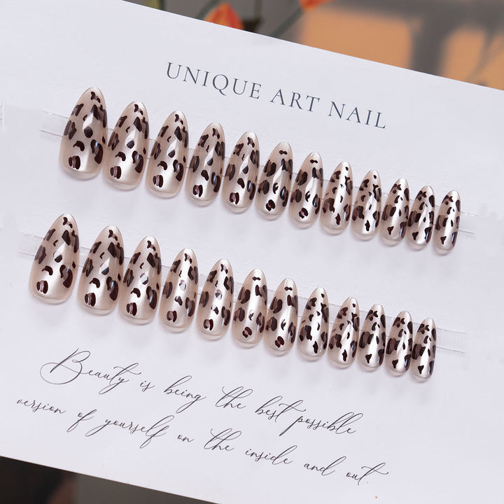 Künstlerisches Stiletto Press-On Nageldesign mit Leopardenmuster