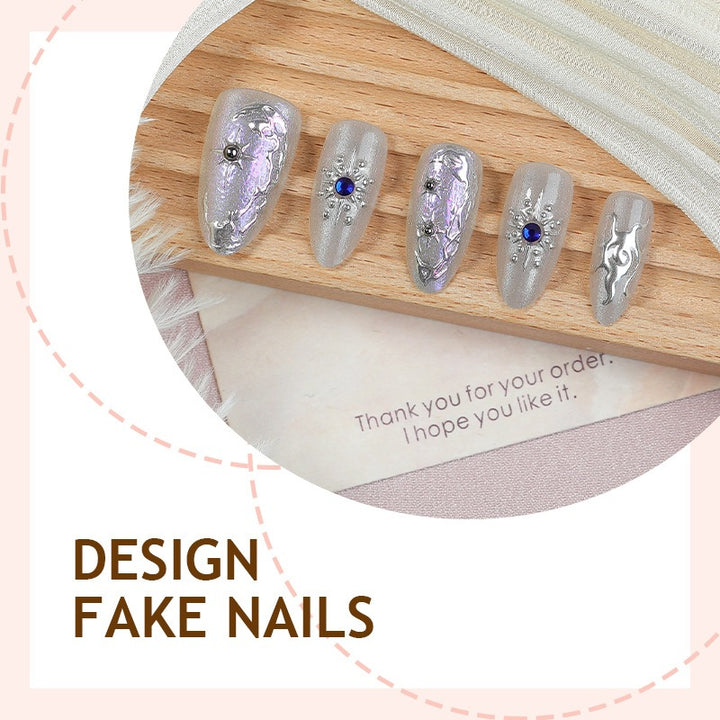 Kunstnagelset mit glänzendem Metallic-Effekt und eleganten Verzierungen Karnz