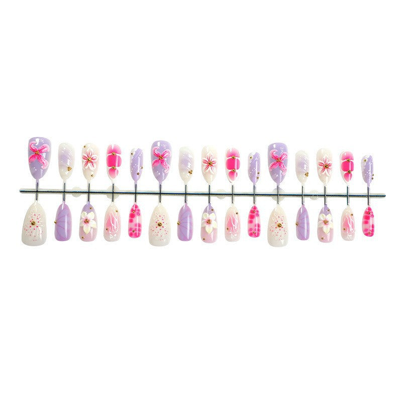 Kunstnagelset mit elegantem floralen Design und 3D-Akzenten Karnz