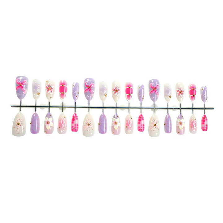 Kunstnagelset mit elegantem floralen Design und 3D-Akzenten Karnz