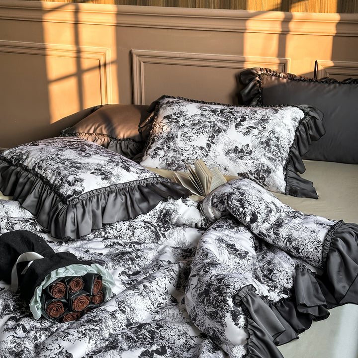 Bettwäsche-Set mit kunstvollem Toile-de-Jouy-Print und gerafftem Satin-Volant