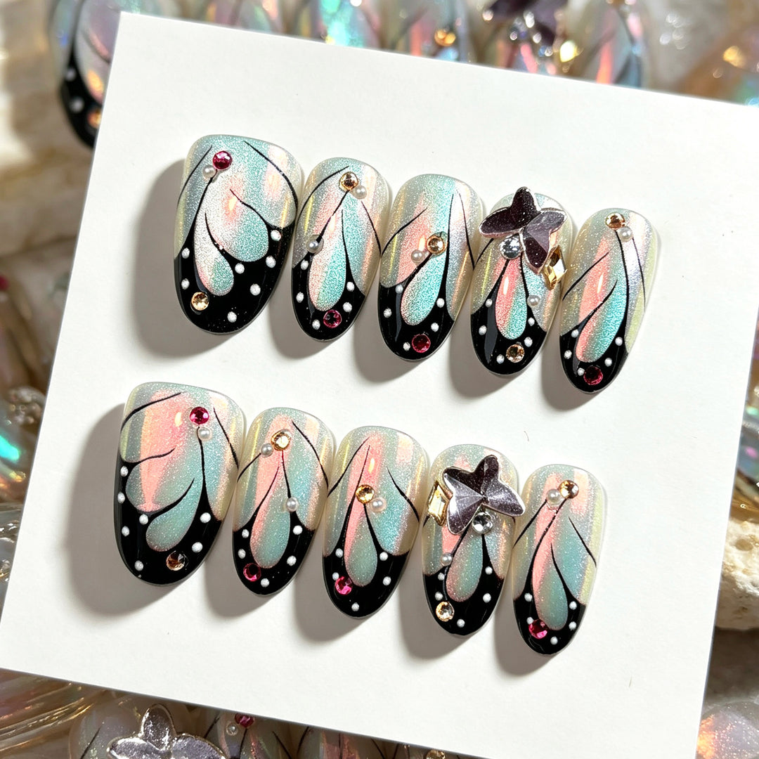 Künstlerisches Press-On-Nagelset mit floralen Designs