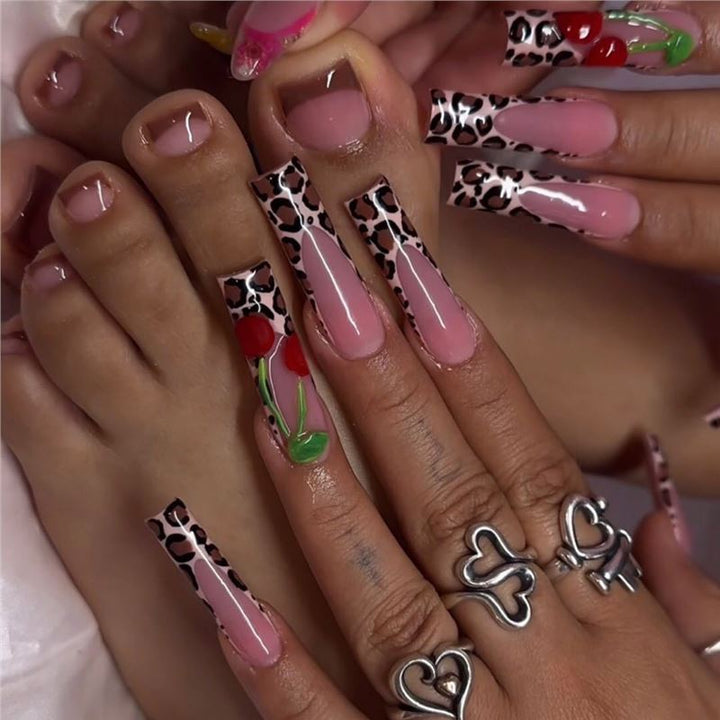 Künstlerische Blumen Press-On Nagelkunst Karnz