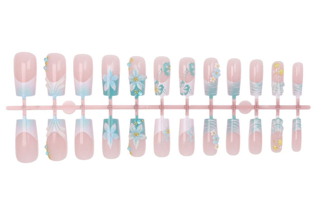 Kunstnagelset mit eleganten blumigen Verzierungen und Glitzerakzenten Karnz