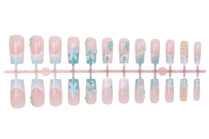 Kunstnagelset mit eleganten blumigen Verzierungen und Glitzerakzenten Karnz