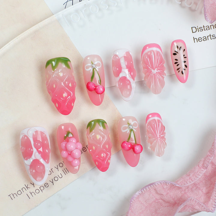 Kreatives Nagel-Set mit fruchtigen und floralen Designs Karnz