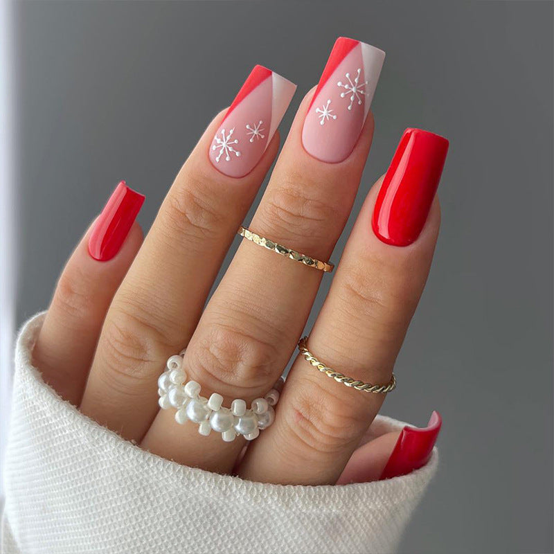 Kunstvolle Nagelgestaltung im winterlichen Stil Karnz