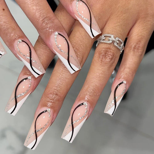 Kunstvolle Nagelverlängerungen mit elegantem Glitzerdesign Karnz