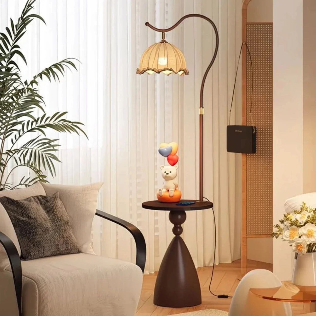 Moderne Stehlampe mit integriertem Beistelltisch
