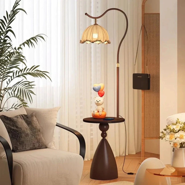 Moderne Stehlampe mit integriertem Beistelltisch