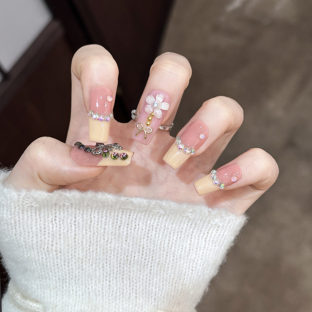 Dekorative Nagelkunst Tipps mit Strassakzenten