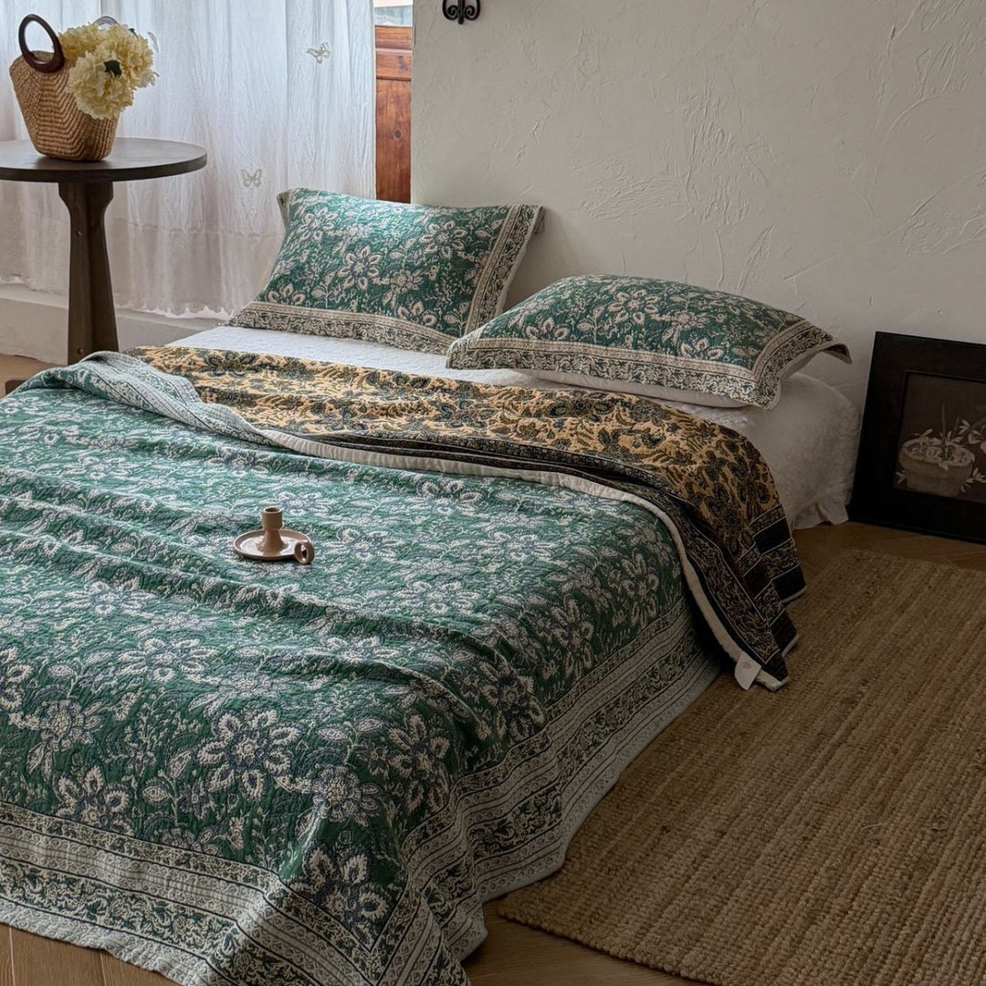 Handgefertigte florale Kantha-Stil Baumwoll-Decke mit passenden Kissenbezügen