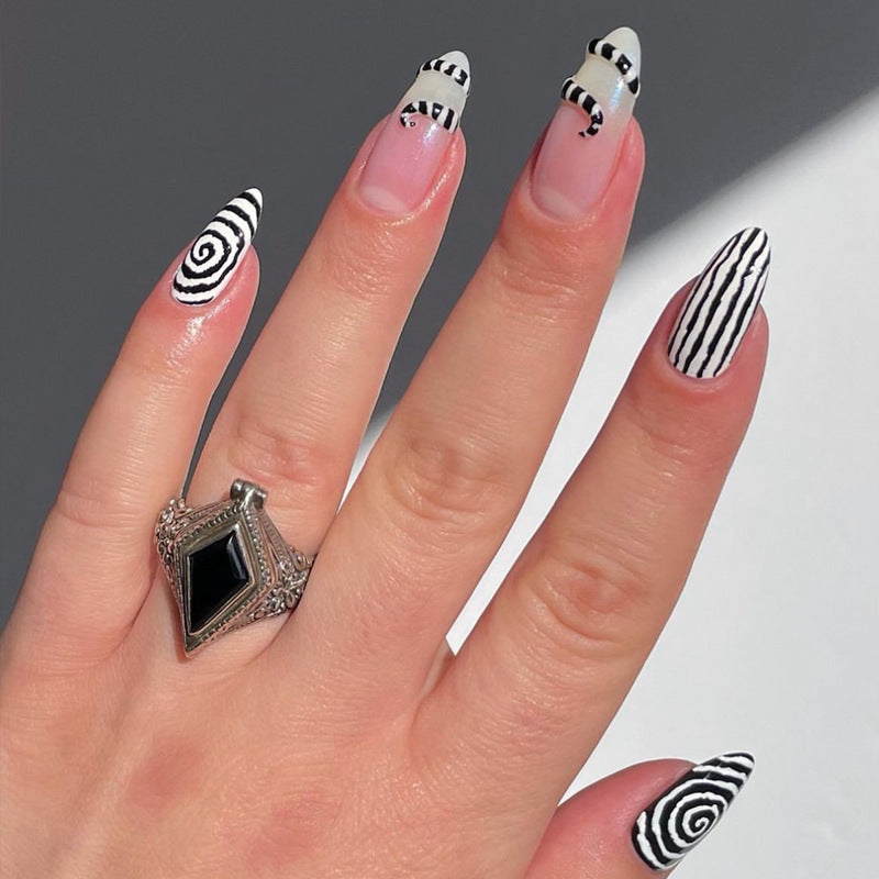 Elegante Stiletto Press-On Nagelkunst mit Strass-Akzenten Karnz