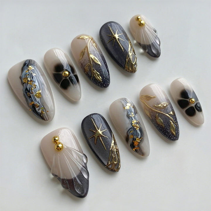 Künstlerisches Press-On-Nagelset mit Blumen- und Schmetterlingsdesigns