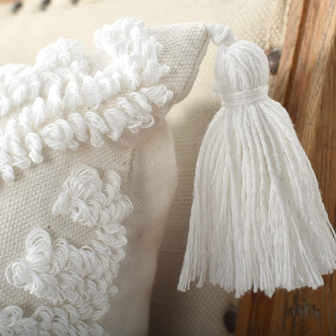 Quadratischer Boho‑Kissenbezug mit handtuftetem Diamant‑Tufting, hochflorigem Chenille‑Relief und Eckquasten Karnz