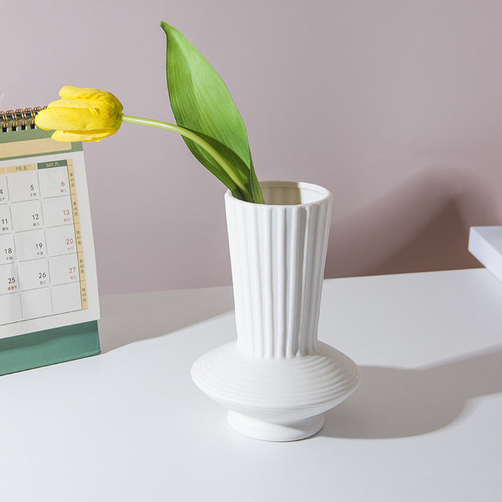 Elegante strukturierte Keramikvase