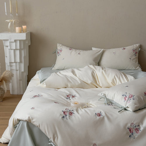 Besticktes florales Bettbezug-Set mit gebundenen Kissenbezügen