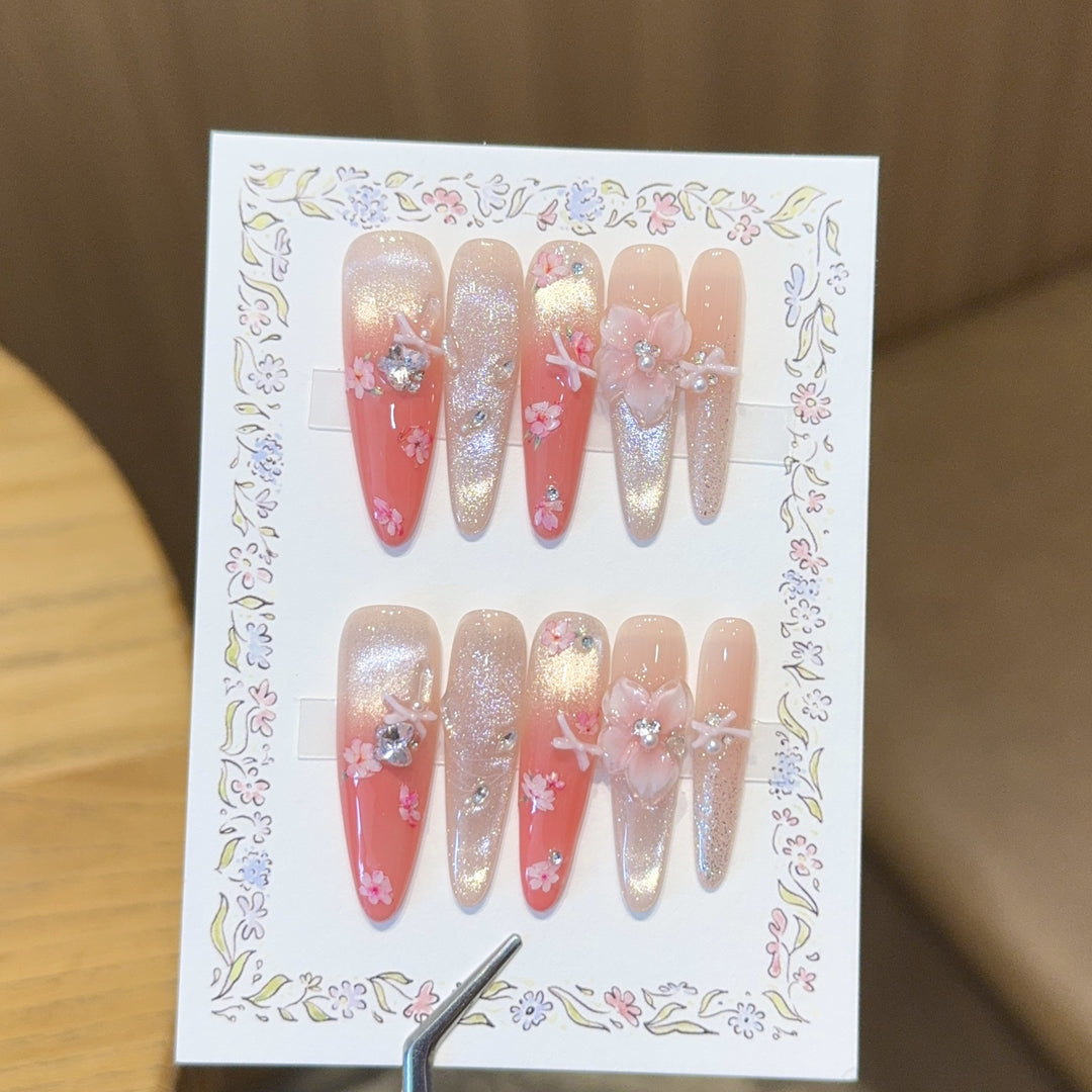 Kunstnägel mit Floralen Verzierungen und Glitzereffekten Karnz
