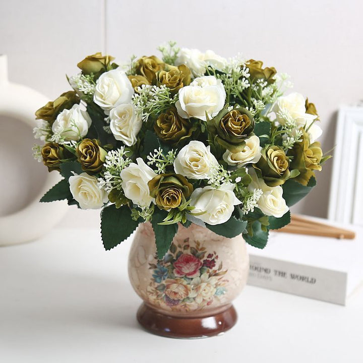 Lebensechte Blumenarrangement in modernem Vase
