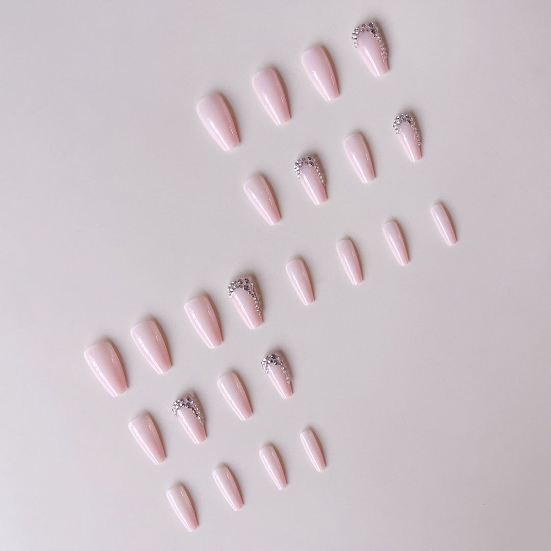 Kunstnagelset mit glamourösen Strassverzierungen Karnz