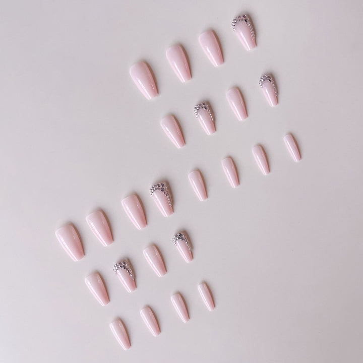 Kunstnagelset mit glamourösen Strassverzierungen Karnz