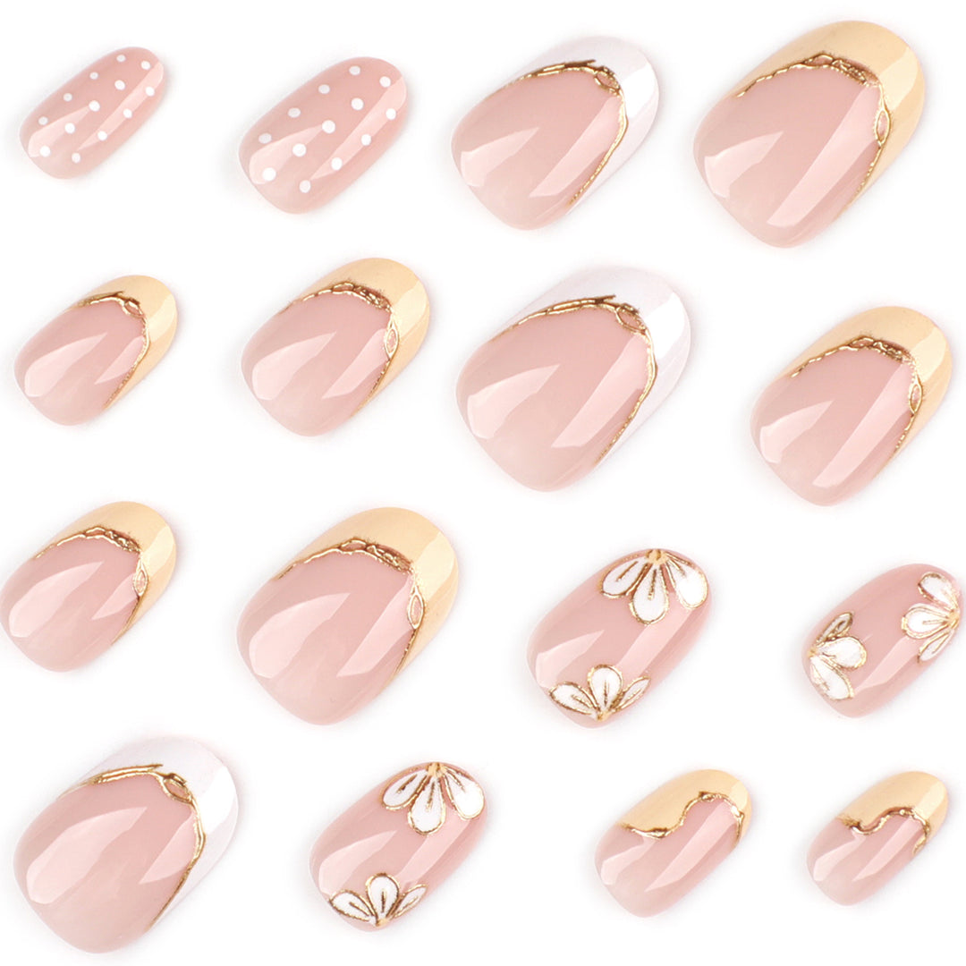 Kunstvolle Nagelverlängerungen mit floralem Design und eleganten Goldakzenten Karnz