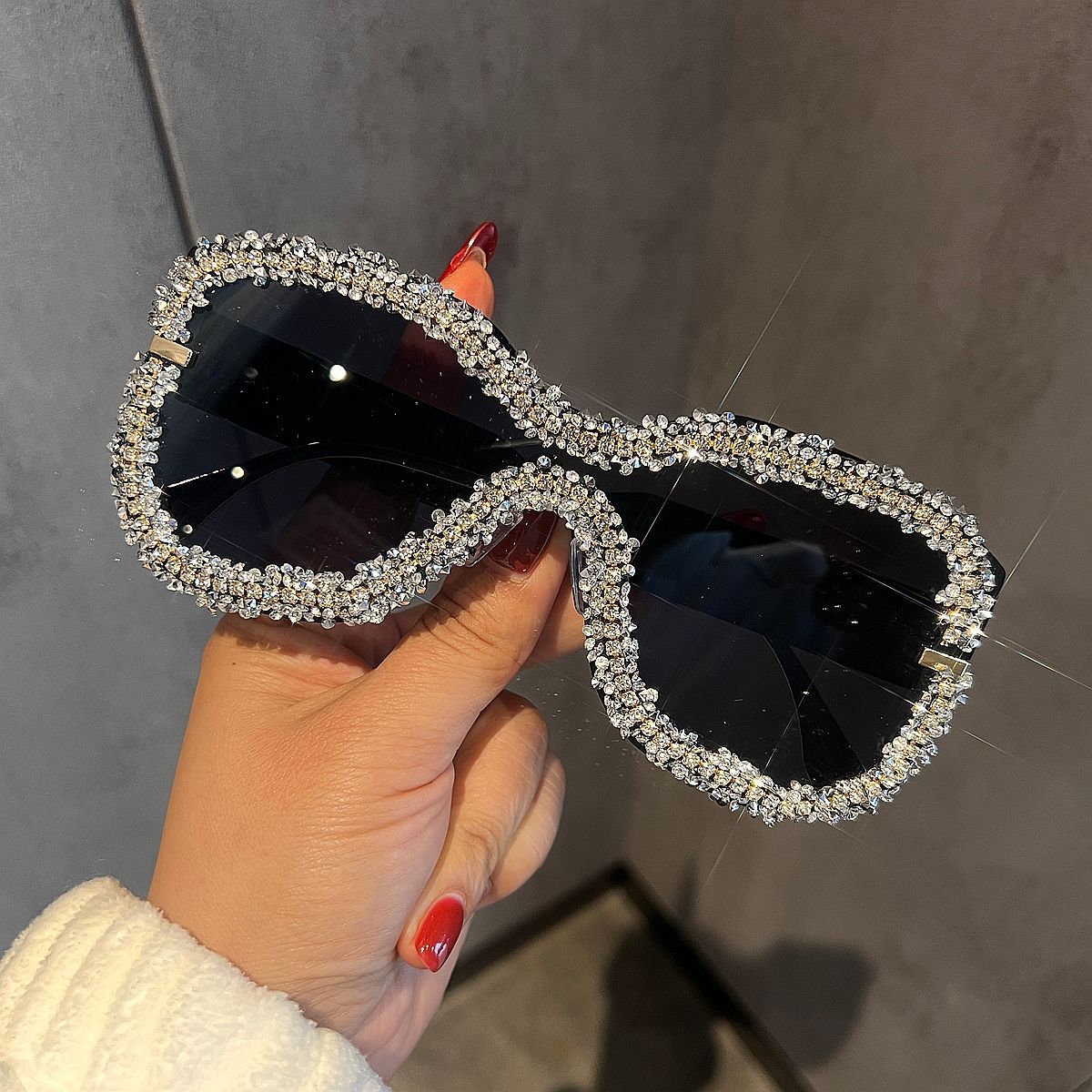 Damen Glamouröse Sonnenbrille mit auffälligem Kristallrahmen Karnz
