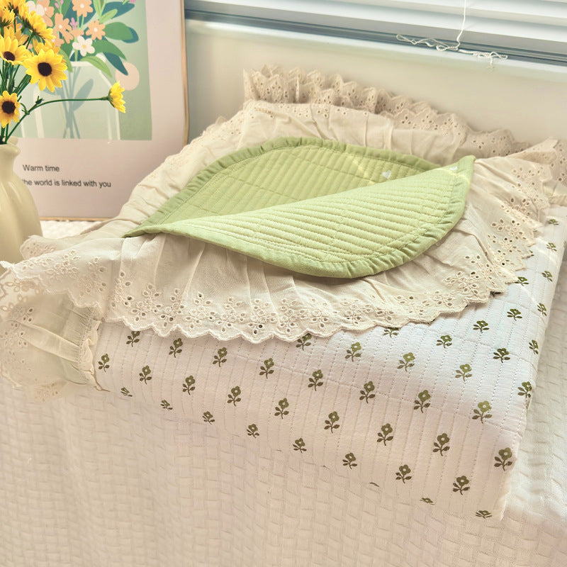 Gepolsterte Blumen Wende-Decke mit Ösen-Spitzenrüsche