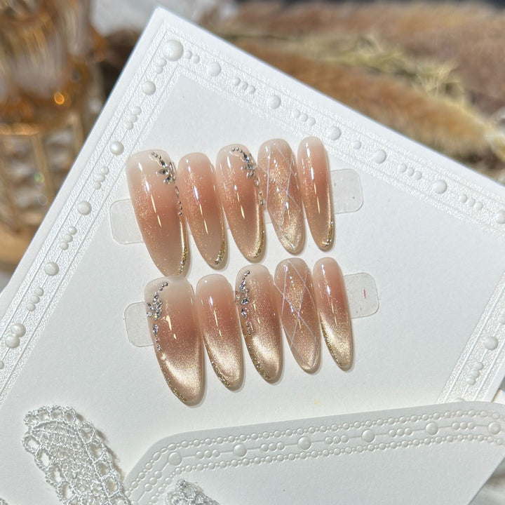 Glamouröses Stiletto Press-On Nail Set mit Strassakzenten Karnz