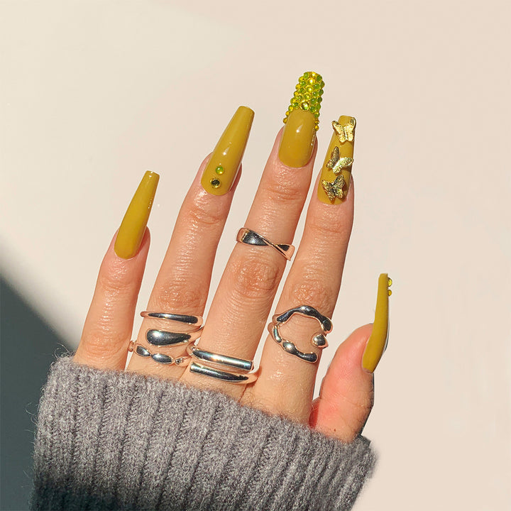 Nagelkunst mit Herz- und Lippenmotiven Karnz
