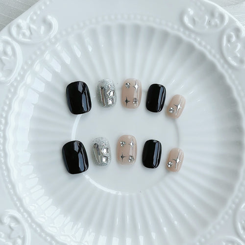 Glamouröse Press-On Nagelset mit dekorativen Strassakzenten