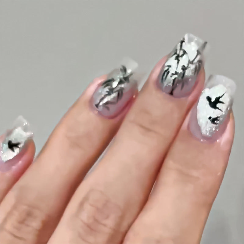 Handgefertigte Acryl-Nägel mit dekorativen Vogelmotiven Karnz