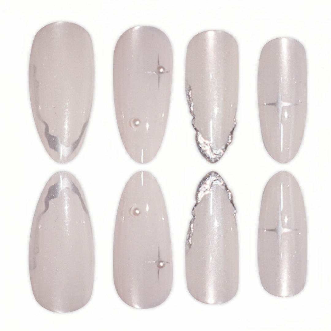 Elegante Stiletto Nagelkunstverlängerungen mit silbernen Akzenten Karnz