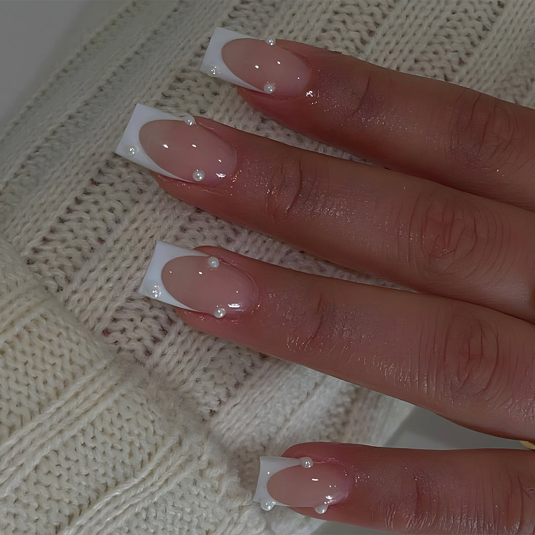 Künstliche Nagelspitzen mit eleganten Perlenakzenten Karnz