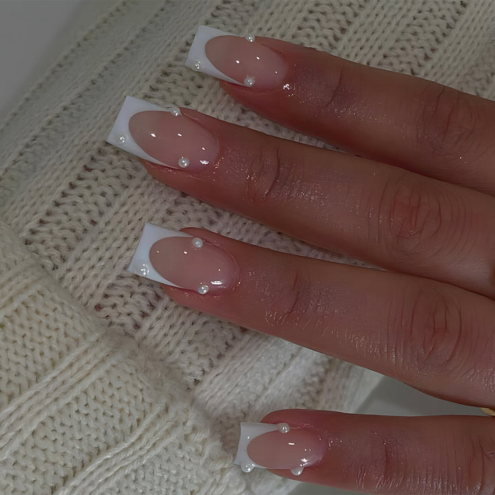 Künstliche Nagelspitzen mit eleganten Perlenakzenten Karnz