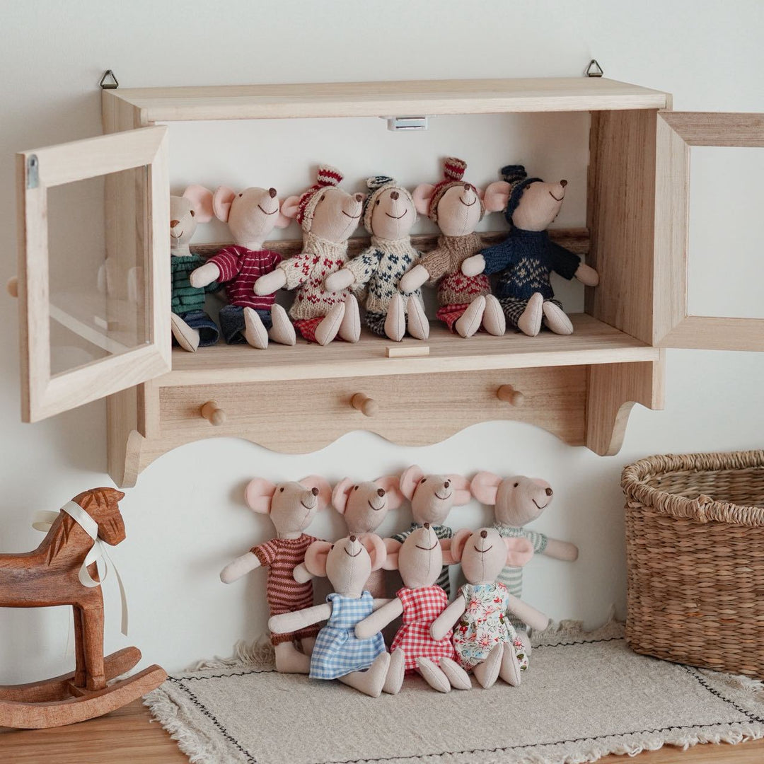 Handgefertigte Plüsch-Häschenpuppe mit floppy Ohren, gesticktem Gesicht und karierter Latzhose