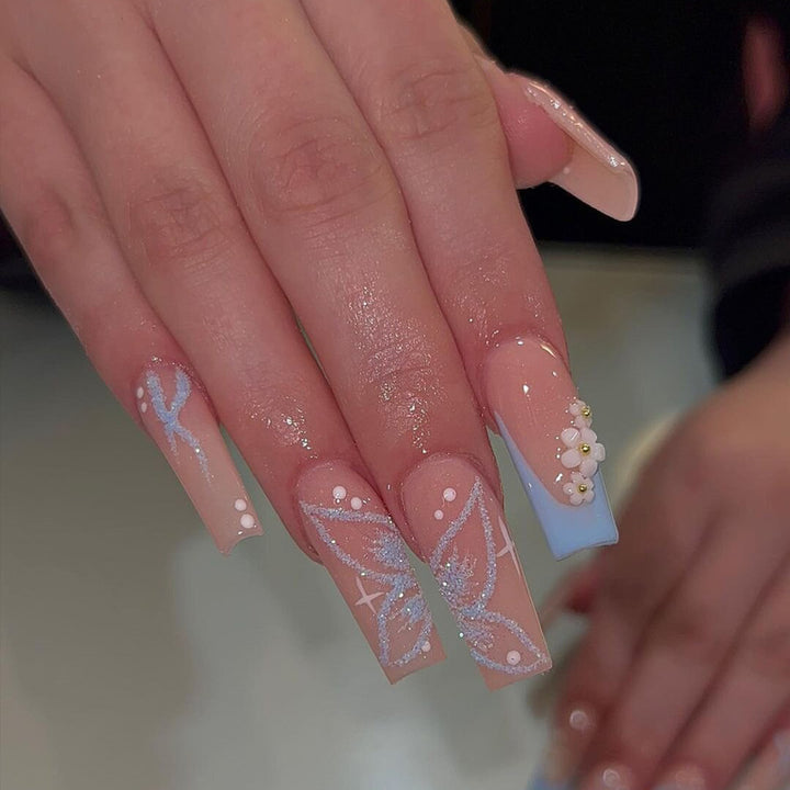 Dekoratives Langes Press-On-Nagel-Set mit floralem und glitzerndem Akzent Karnz