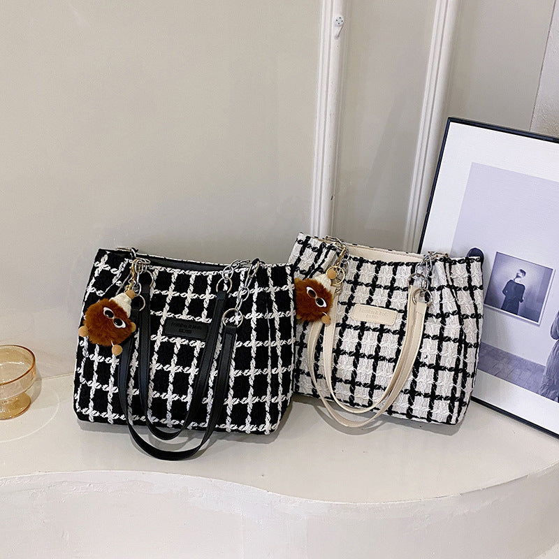 Texturierte Fransen-Detail-Handtasche