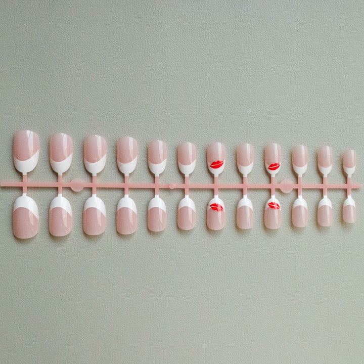 Künstlerisches French Tip Nagelkunst-Set mit Kiss-Design