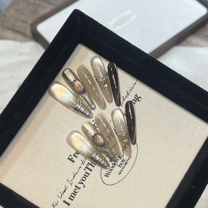 Künstlerisches Press-On-Nageldesign Karnz