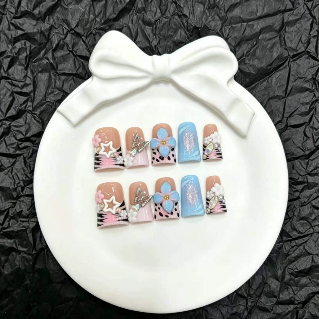 Künstlerisches Nail Art Press-On Set mit floralen und Edelsteinakzenten