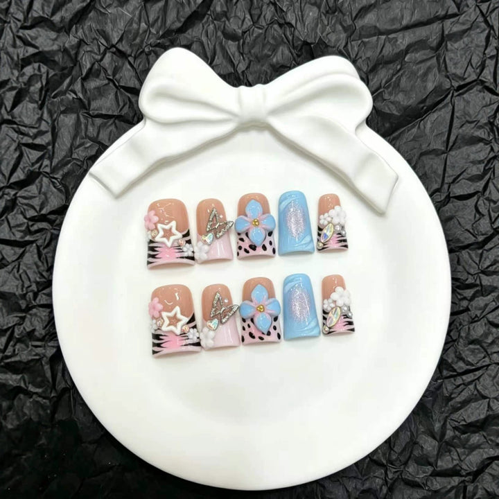 Künstlerisches Nail Art Press-On Set mit floralen und Edelsteinakzenten