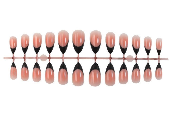 Kunstnagelset mit elegantem French-Tipp und schimmernden Akzenten Karnz