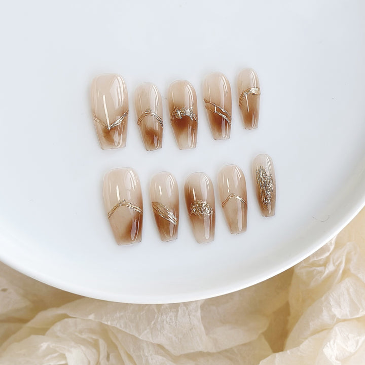 Luxuriöses Nagelkunstset mit goldenen Akzenten