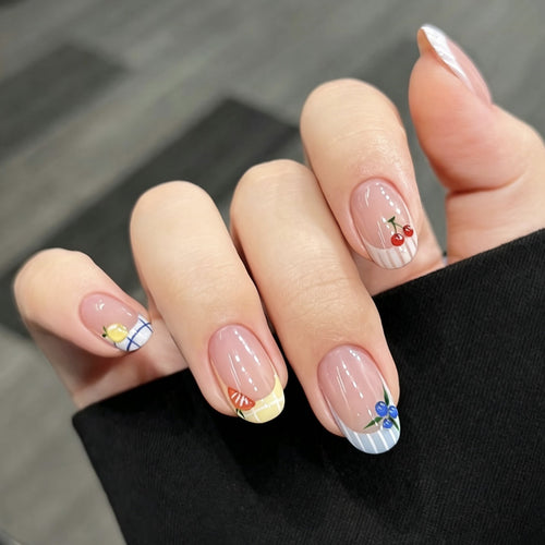 Verspielt florales Nagelset zum Aufkleben