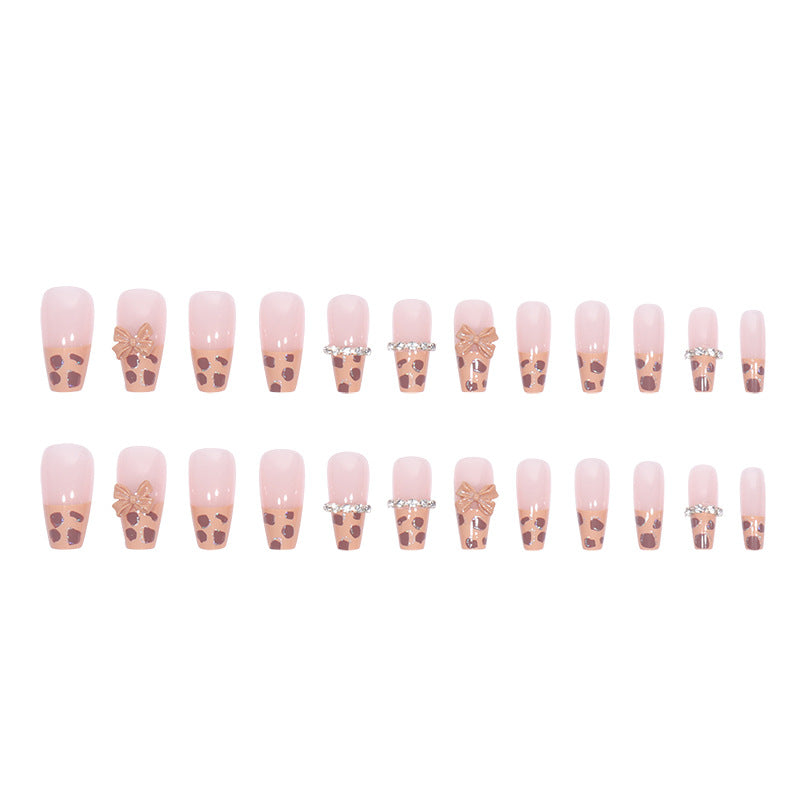 Dekoratives Press-On Nagelset mit floralem und gem Akzenten Karnz