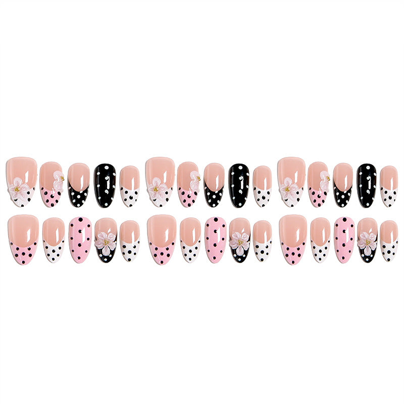Kunstvolle Nagelspitzen im eleganten Design Karnz