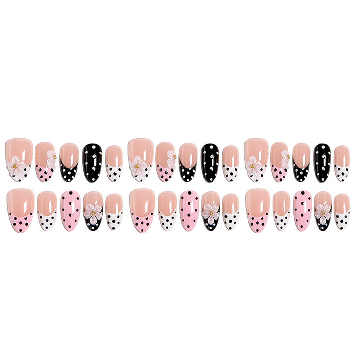 Kunstvolle Nagelspitzen im eleganten Design Karnz